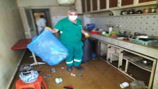 5 daire sahibi abla-kardeşin evinden 3 kamyon çöp çıktı