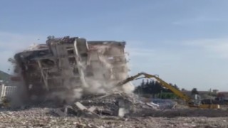 7 katlı bina iş makinesinin darbesiyle yıkıldı