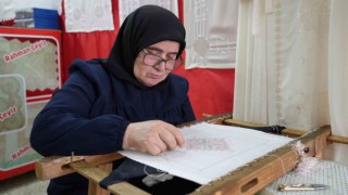 7 yaşında başladığı nakış işini 43 yıldır severek sürdürüyor