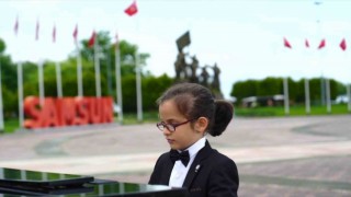8 yaşındaki piyanistten Bandırma Vapuru Müzesi önünde Türk Marşı