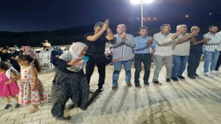83 yaşındaki Şerife nene, bitmeyen enerjisiyle 2 saat halay çekti