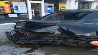 Acemi sürücü kaldırıma çıktı iş yerine girdi reklam panosunu devirdi