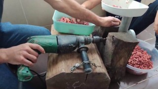 Açık kasap bulamadı, matkaptan kıyma makinesini yaptı