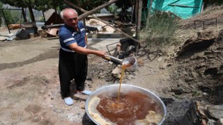 Adana'da şifa deposu dut pekmezi yapılmaya başlandı