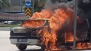 Adana'da Aşırı Sıcaklar Otomobili Alev Topuna Çevirdi