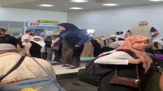 Adanada hacdan dönen vatandaşlar izdiham sonrası valizlerine bandın üzerine çıkarak ulaşmaya çalıştı