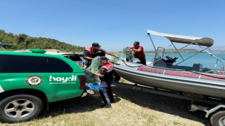 Adanada jandarma ekipleri baraj gölünde 300 metre misina ağı ve 60 sepet tuzak topladı