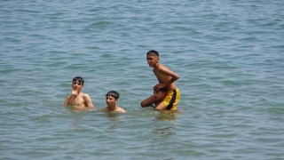 Adananın sıcağından bunalan gençler soluğu Mersin sahillerinde aldı