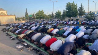 Adıyamanda binlerce kişi bayram namazı için saf tuttu