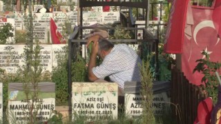 Adıyamanda depremzedeler mezarlıklara akın etti