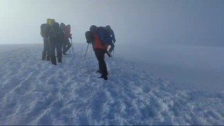 Ağrı Dağında dağcılar kar ve fırtınaya rağmen zirveye ulaştı