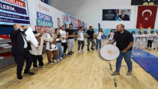 Ağrıda GSB Spor Okulları halaylar eşliğinde açıldı