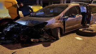 Ağrıda kaldırıma çarpan araç hurdaya döndü