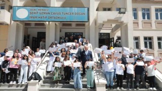 Ağrıda öğrenciler karnelerini Vali Koçtan aldı