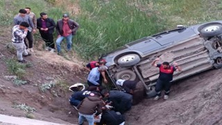 Ağrıda otomobil uçuruma yuvarlandı: 4 yaralı