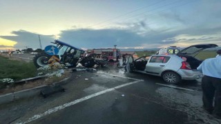 Ağrıda traktör otomobille çarpıştı: 4 yaralı