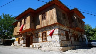 Ahmet Kutsi Tecer Kültür Evi genç, yaşlı, yerli ve yabancı birçok ziyaretçiyi ağırlıyor