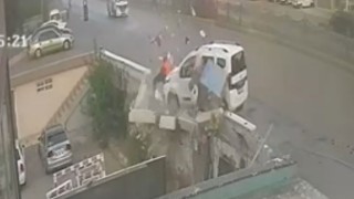 Akıl almaz kaza kamerada