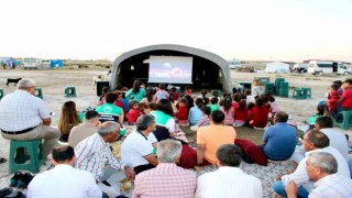 Aksarayda mevsimlik tarım işçilerinin çadırda sinema keyfi