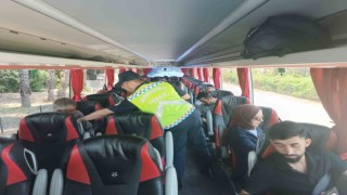 Alanyada şehirlerarası otobüs şoförleri ve yolcu denetimi