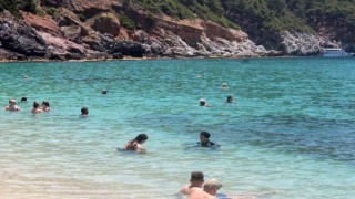Alanyada sıcak havanın keyfini dünyaca ünlü Damlataş Plajında çıkardılar