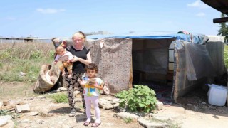 ‘Albino kadının Adana sıcağında yaşam mücadelesi