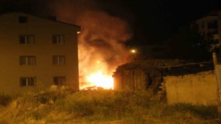Alevler geceyi aydınlattı, odunluk yangını büyümeden söndürüldü