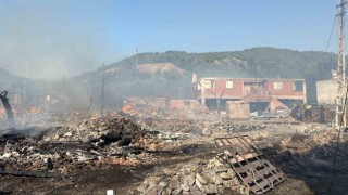 Alevlere teslim olan köyde müdahale sürüyor: 12 ev küle döndü