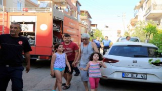 Alevlerin ortasında kalmaktan komşuları kurtardı