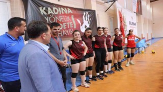 Ali İhsan Kabakcı voleybolculara forma hediye etti