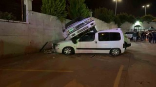 Alkollü sürücü dehşeti: Otomobiliyle araçların üzerine düştü