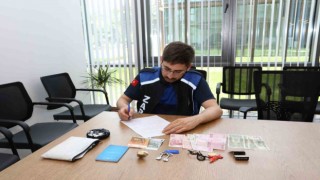 Altın ve para dolu çantayı sahibine teslim etti