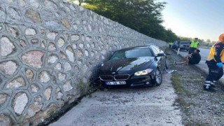 Amasyada otomobil istinat duvarına çarptı: 1 ölü, 4 yaralı