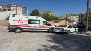 Ambulansın karıştığı kazada 2 sağlık görevlisi yaralandı