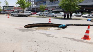 Ankarada çöken yol sebebiyle 10 metrelik çukur oluştu