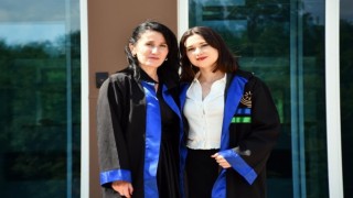 Anne ve kızı aynı fakülteden birlikte mezun oldu