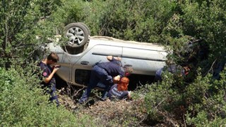 Antalyada araç 15 metrelik şarampole devrildi: 2 yaralı
