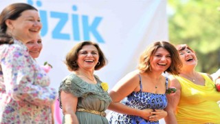 Antalyada, Dünya Yoga Günü kahkahayla kutlandı