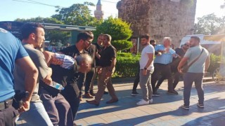 Antalyada izinsiz ‘kayyum açıklamasında arbede