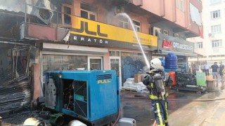 Antalyada korkutan yangın, plastik deposuna sıçramadan söndürüldü