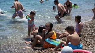 Antalyada sıcaktan bunalanlar sahile koştu
