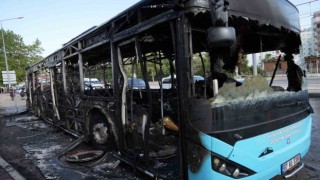 Antalyada yanan halk otobüsünden geriye hurda yığını kaldı