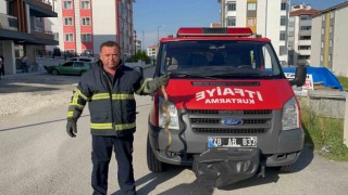 Apartmanın bahçesine giren yılan vatandaşları korkuttu