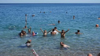 Araç termometreleri 48 dereceyi gösterdi, Antalya denize döküldü