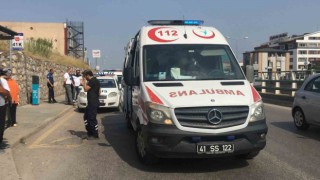 Araca çarpmamak için ani fren yaptı, başı cama çarpan 2 yolcu yaralandı