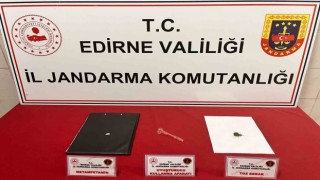 Araçta uyuşturucu ve kullanma aparatı ele geçirildi