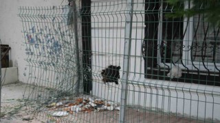 Arnavutköyde freni boşalan aracın sürücüsü binaya çarptı: Evin duvarında delik oluştu