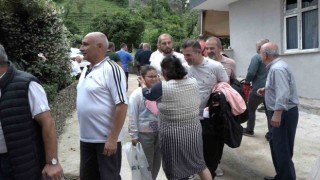 Atalarından gelen bayramlaşma geleneğini sürdürüyorlar