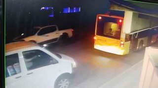 Ataşehirde seyir halindeki otomobile çarpıp kaçan araç kamerada