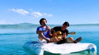 Atık malzemelerden yaptıkları salla Van Gölünün ortasında konser verdiler